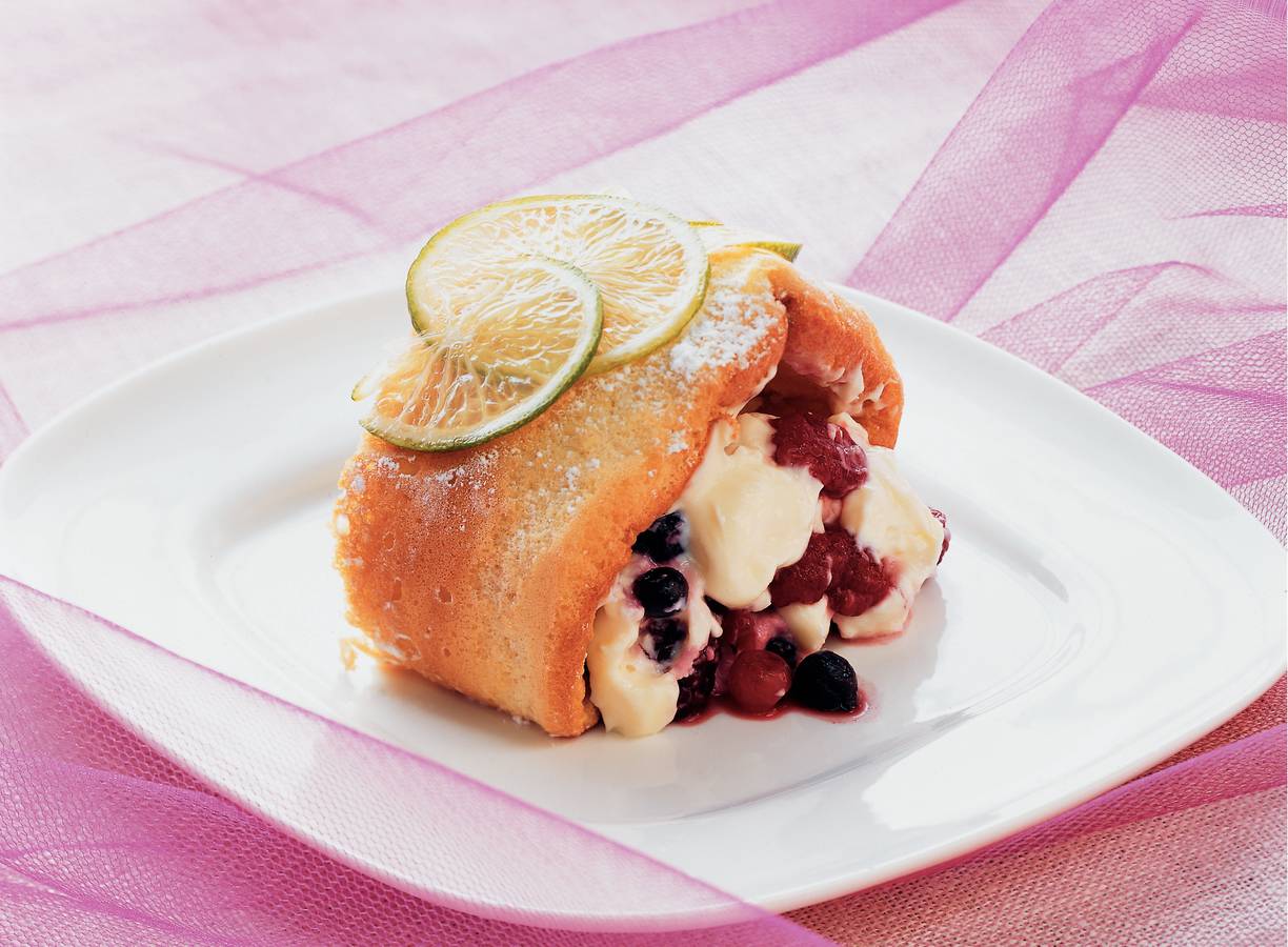 Biscuitrol met limoencrème en zomerfruit