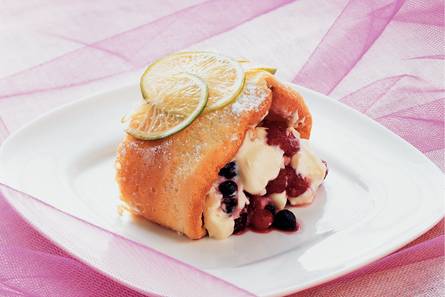Biscuitrol met limoencrème en zomerfruit