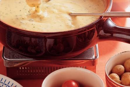 Kaasfondue met tuinkruiden en rauwkost
