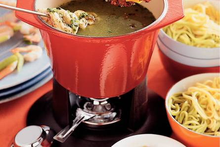 Rucolabouillonfondue met spiesjes