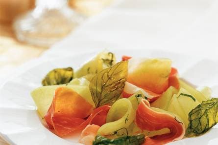 Meloenkrullen met Parmaham en basilicum