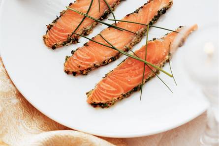 Op bord gegaarde zalm in dille-bieslookmarinade