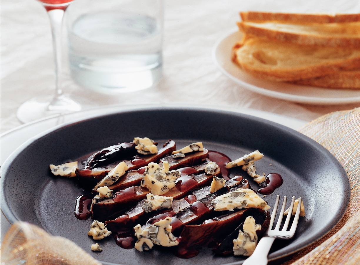 Portobellopaddestoelen met balsamicostroop en roquefort