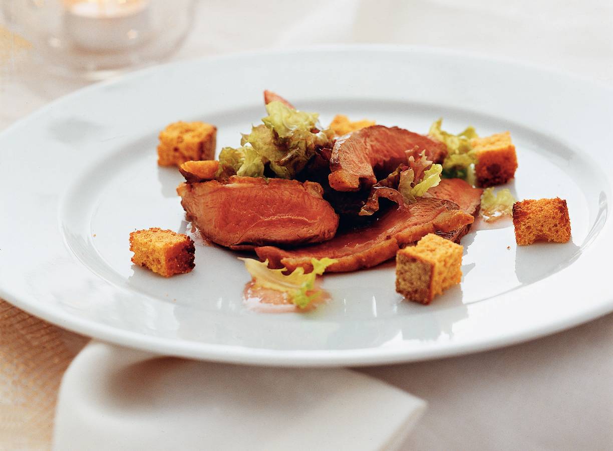 Salade met eendenborst en kruidkoekcroutons