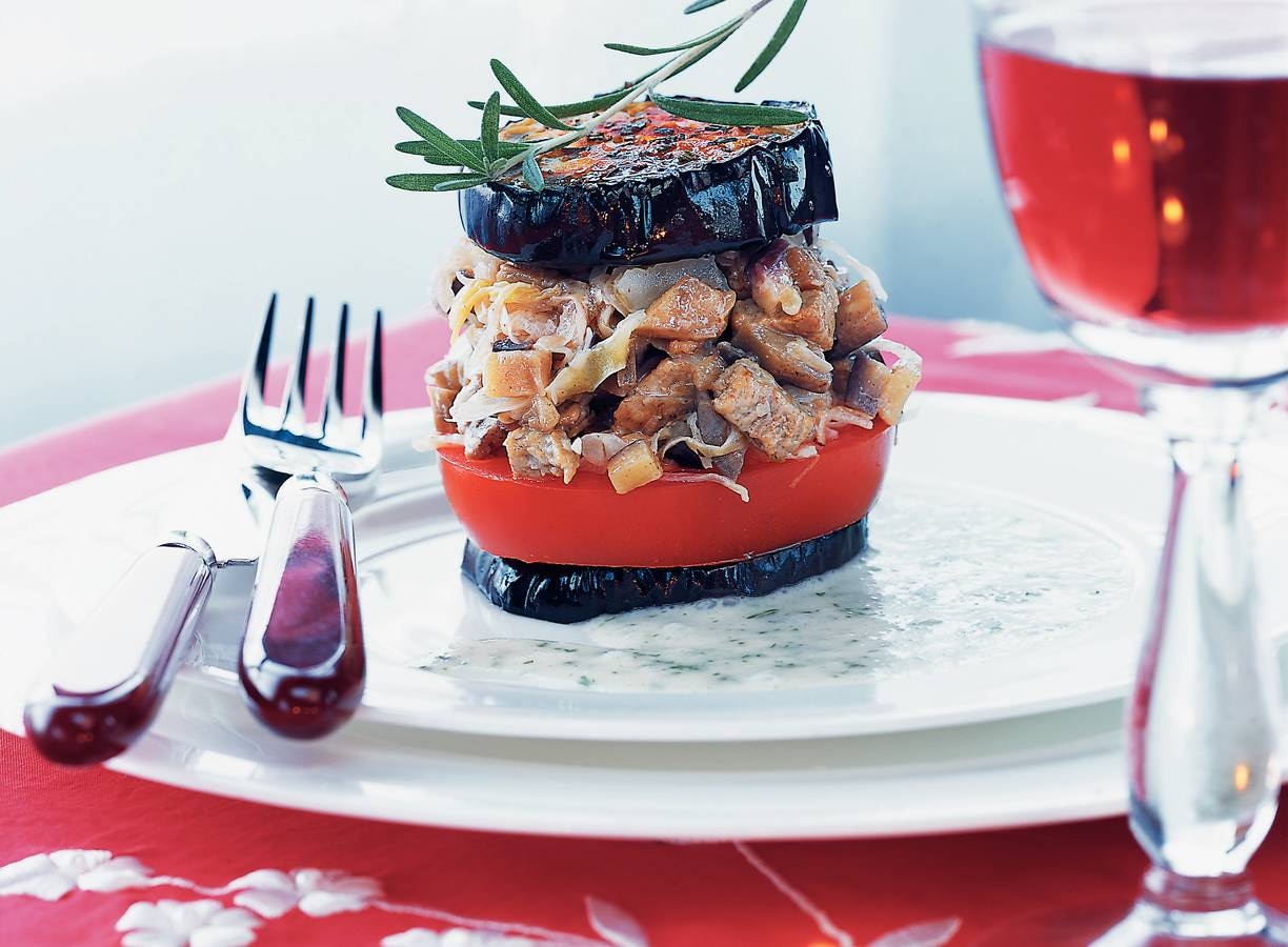 Auberginetorentje met peterseliesaus