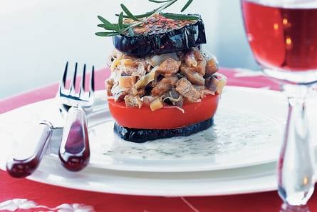 Auberginetorentje met peterseliesaus