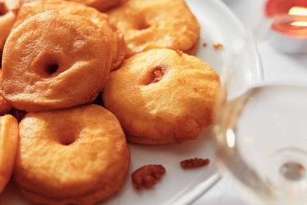 Kruidige appelbeignets met geitenkaas