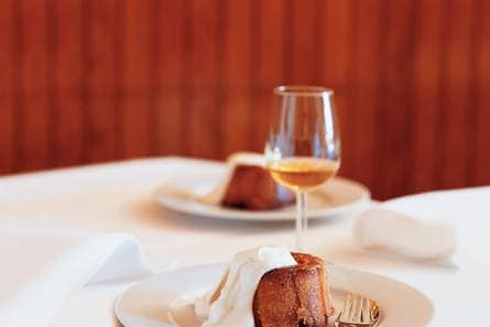 Appelcharlotte met crème fraîche