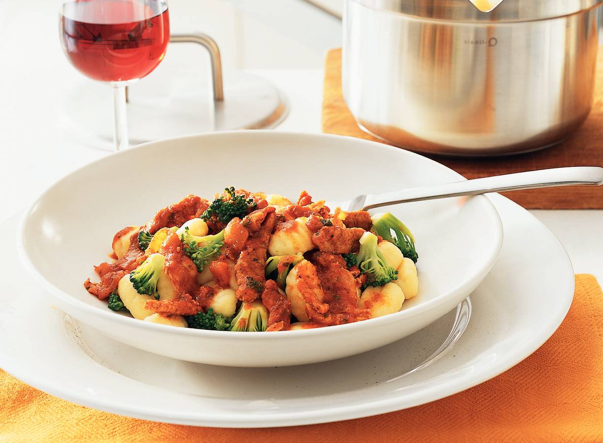 Gnocchi met tomatensaus, schnitzel en spekjes
