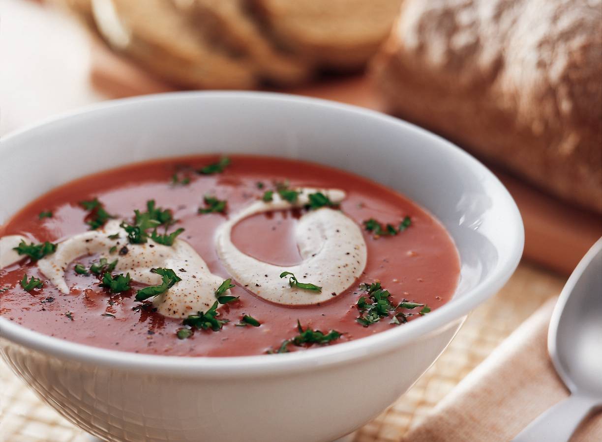 Pittige tomatensoep met gember-peperroom