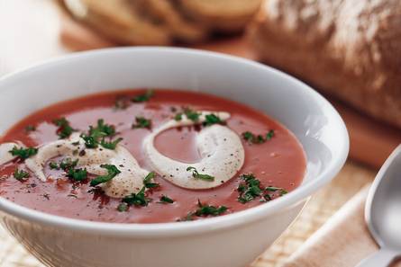 Pittige tomatensoep met gember-peperroom