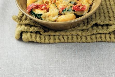 Macaronischotel met rauwe ham