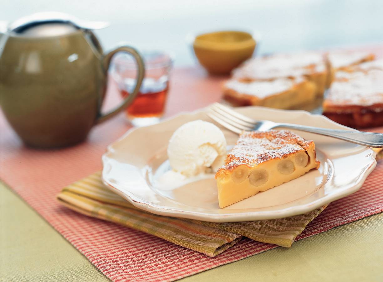 Warme druiventaart uit de oven met ijs