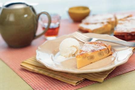 Warme druiventaart uit de oven met ijs