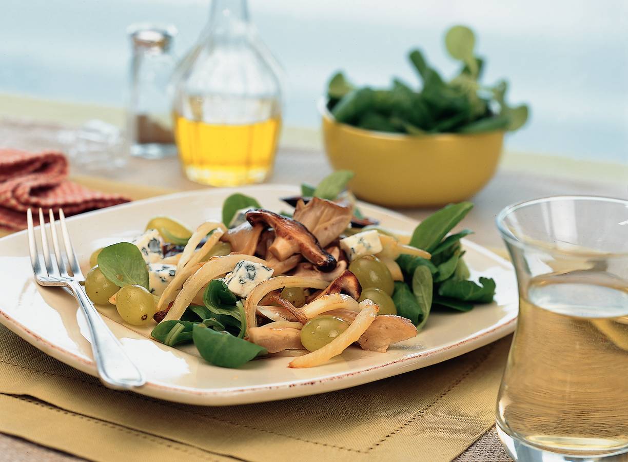 Paddestoelensalade met druiven en blauwaderkaas