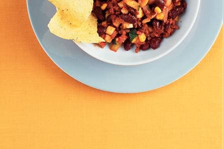Chili met maïs en courgette