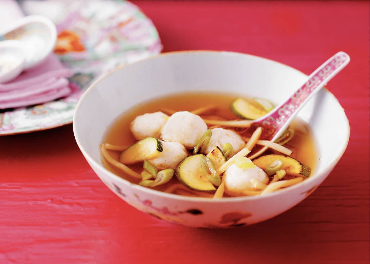 Geurige bouillon met courgette en visballetjes