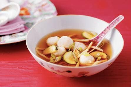 Geurige bouillon met courgette en visballetjes