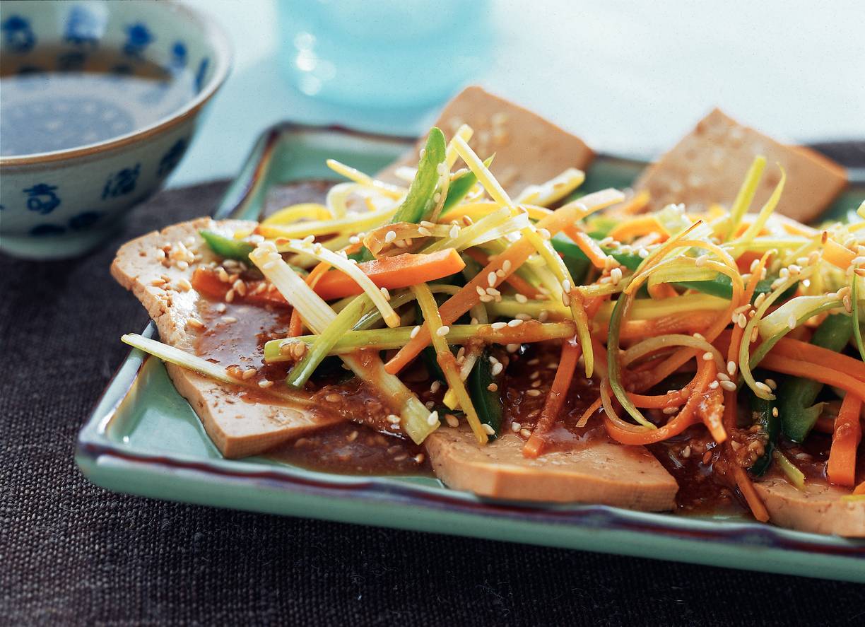 Tofu met groenten en sesamsaus