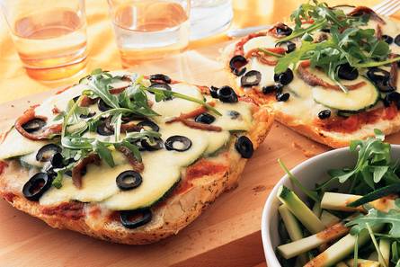 Broodpizza met mozzarella