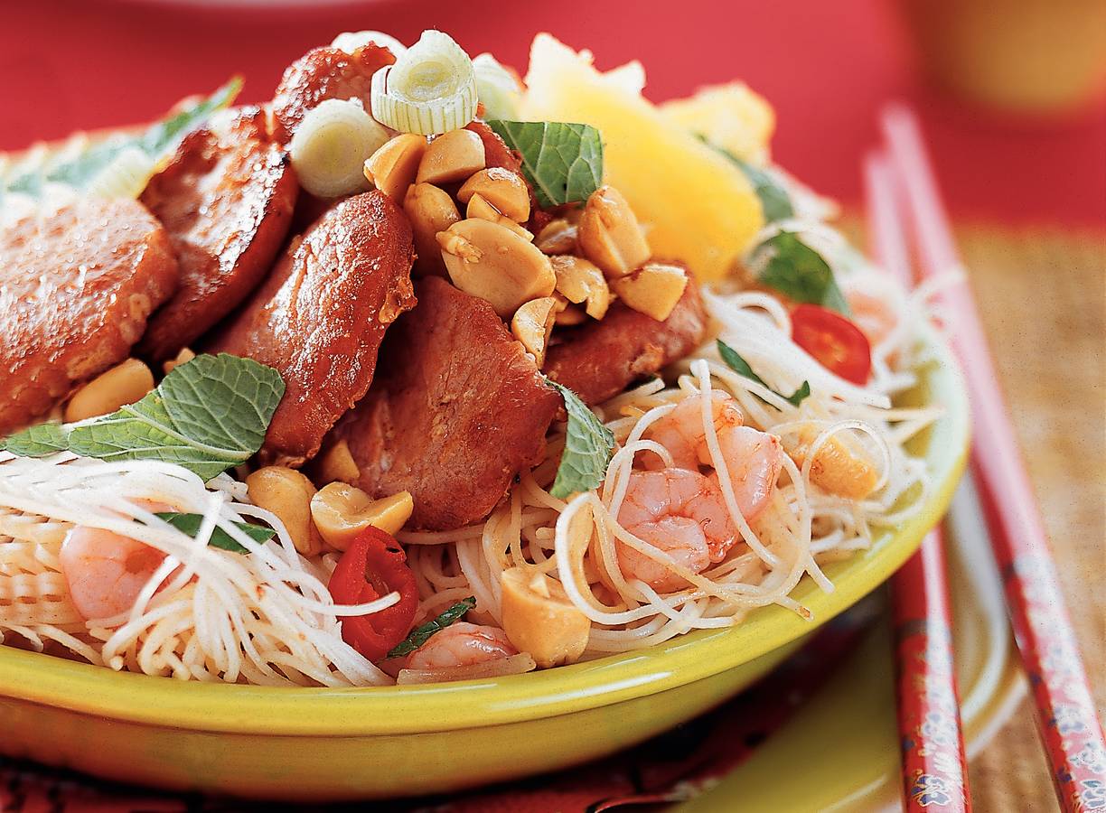 Mihoensalade met ananas, varkenshaas en garnalen