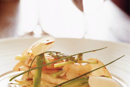 Forelfilet met scampi en bloemkool-aspergessalade