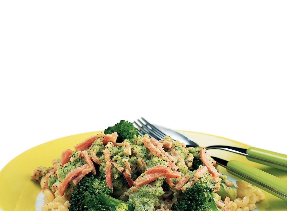 Macaroni met ham en broccolisaus