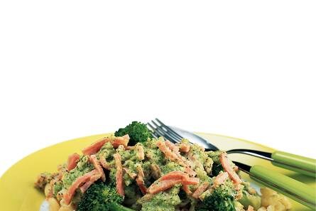 Macaroni met ham en broccolisaus