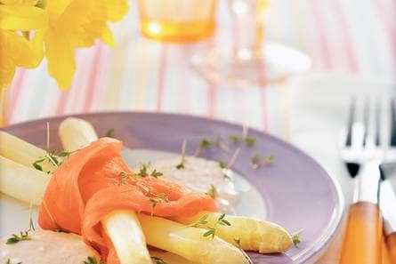 As­per­ges met zalm­room en tuin­kers