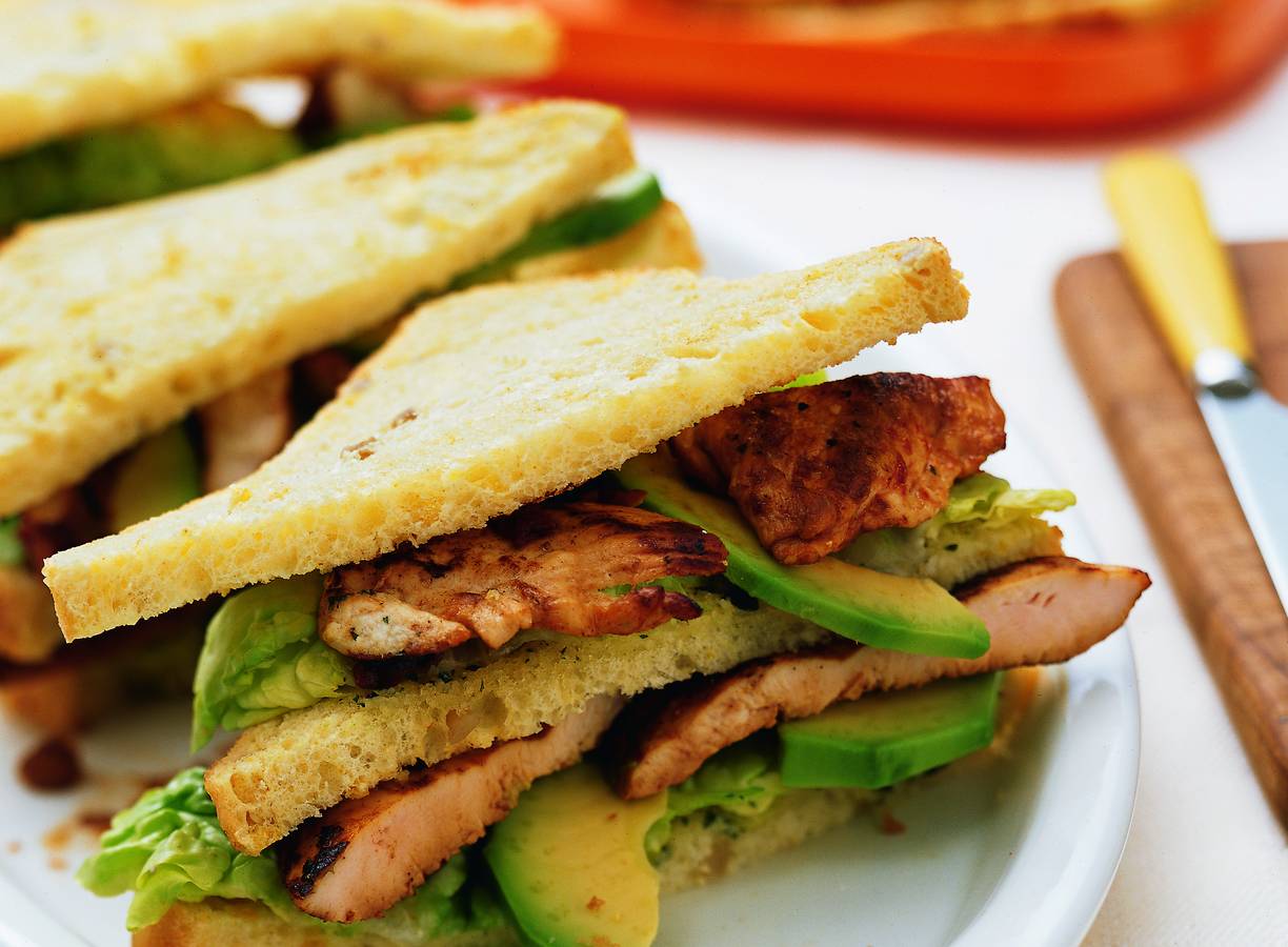 Gegrilde kipsandwich met avocado
