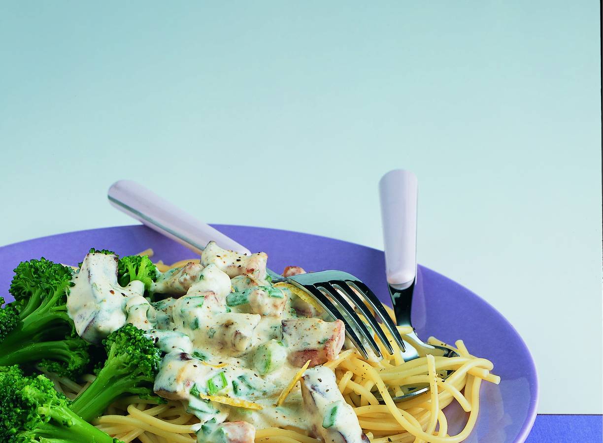 Spaghetti met kruidenroomkaas en broccolisalade