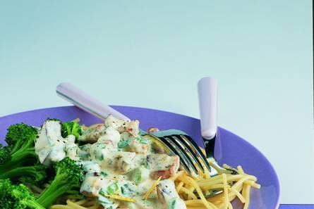 Spaghetti met kruidenroomkaas en broccolisalade