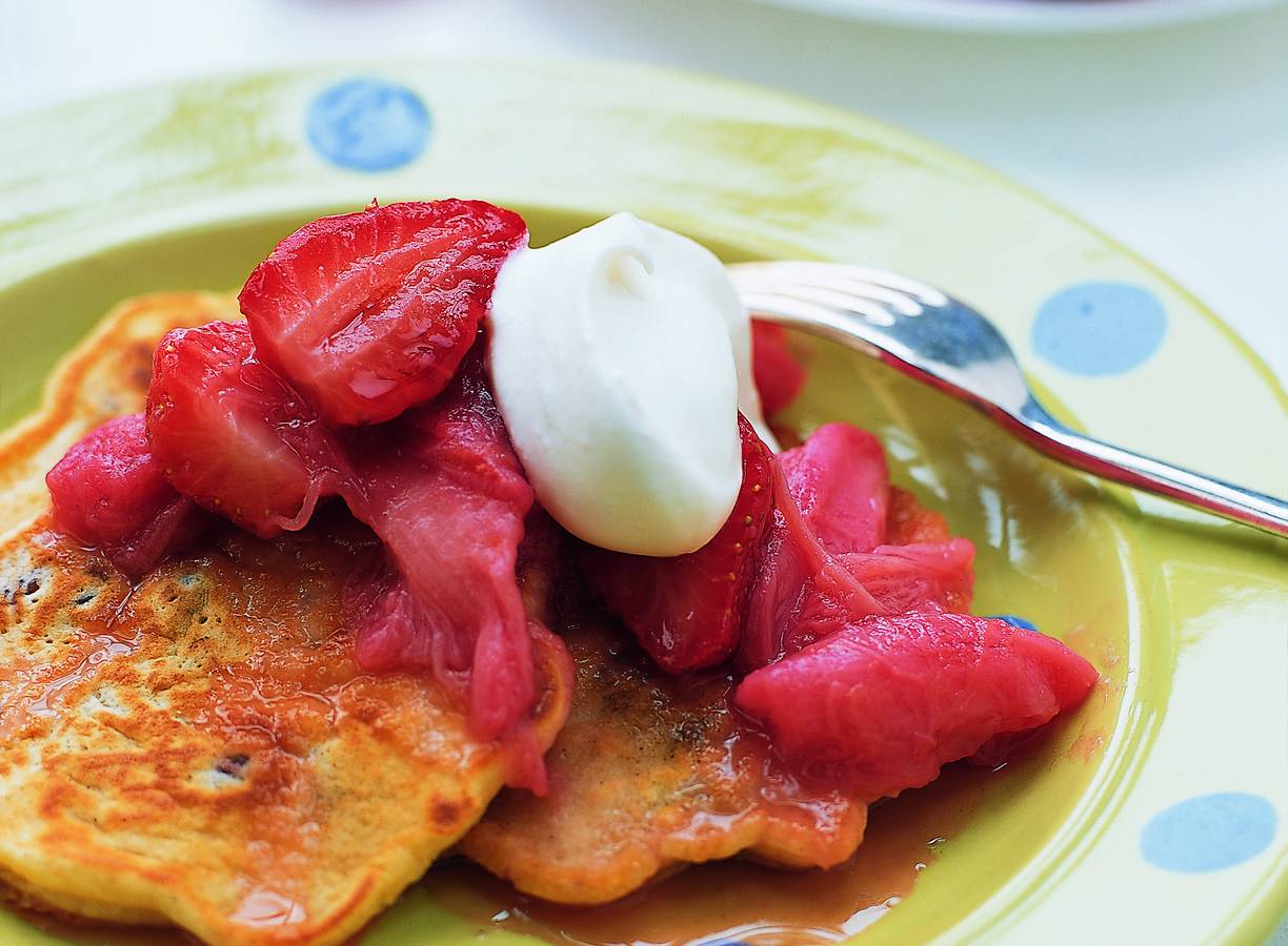 Pannenkoekjes met aardbeien en rabarber