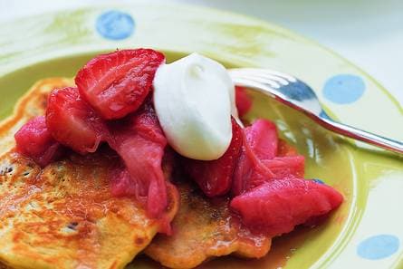Pannenkoekjes met aardbeien en rabarber