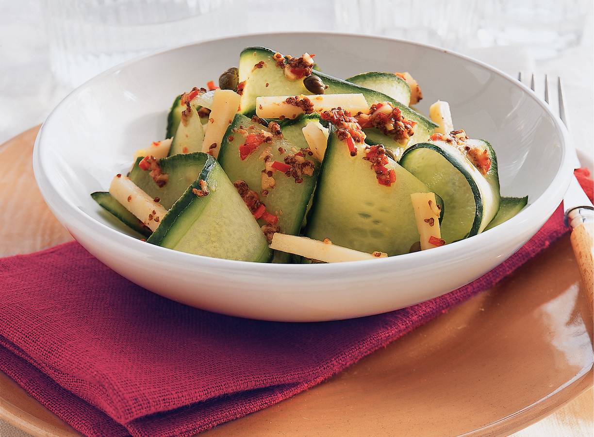 Komkommersalade met gemarineerde geitenkaas