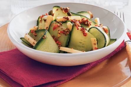 Komkommersalade met gemarineerde geitenkaas