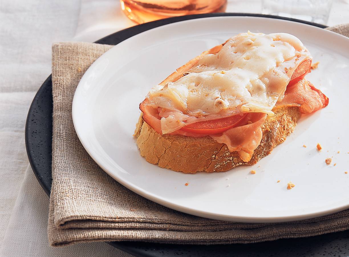 Toast met koriander-geitenkaas en ham
