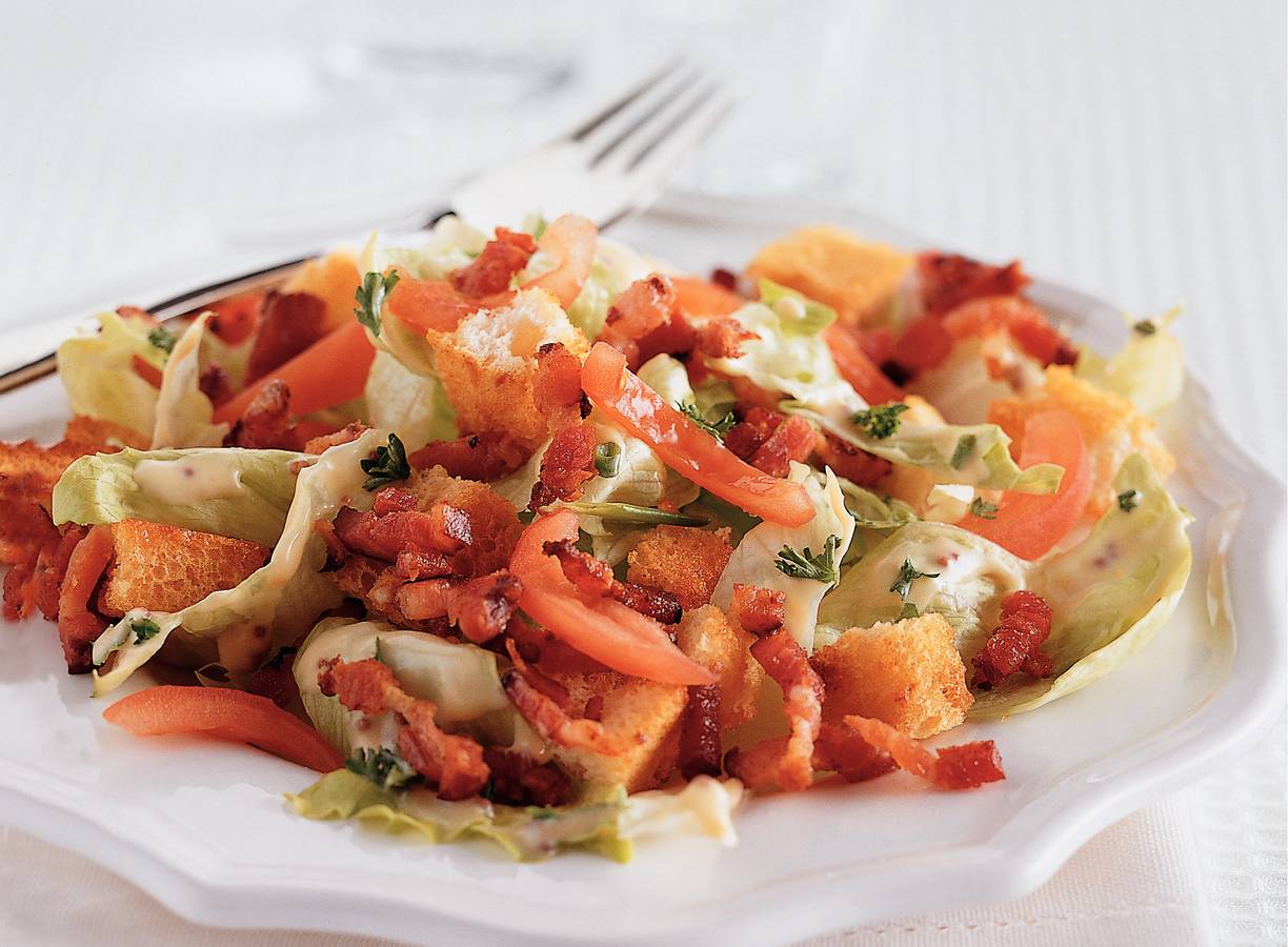 Salade met spekreepjes en croutons