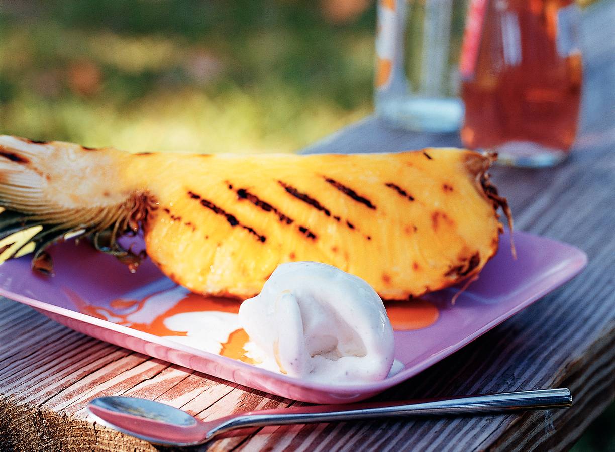 Ananas met gember-rumsiroop en ijs