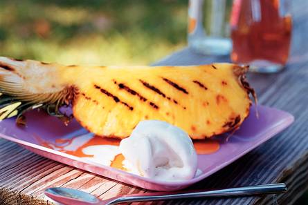 Ananas met gember-rumsiroop en ijs