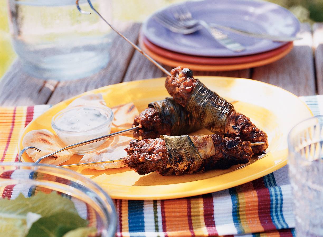 Turkse gehaktspiesen met yoghurtsaus