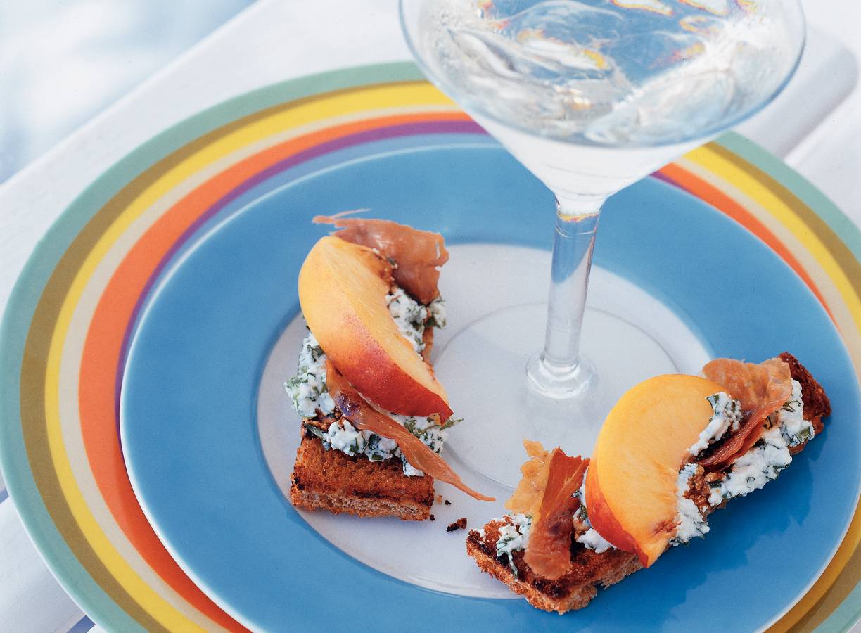 Toast met nectarine en knapperige ham