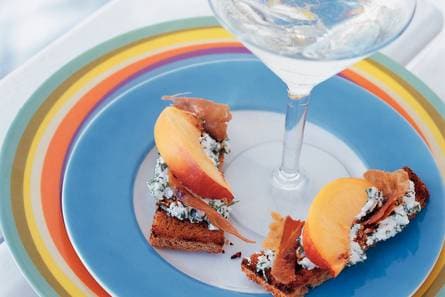 Toast met nectarine en knapperige ham