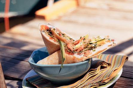 Wraps met warmgerookte zalm