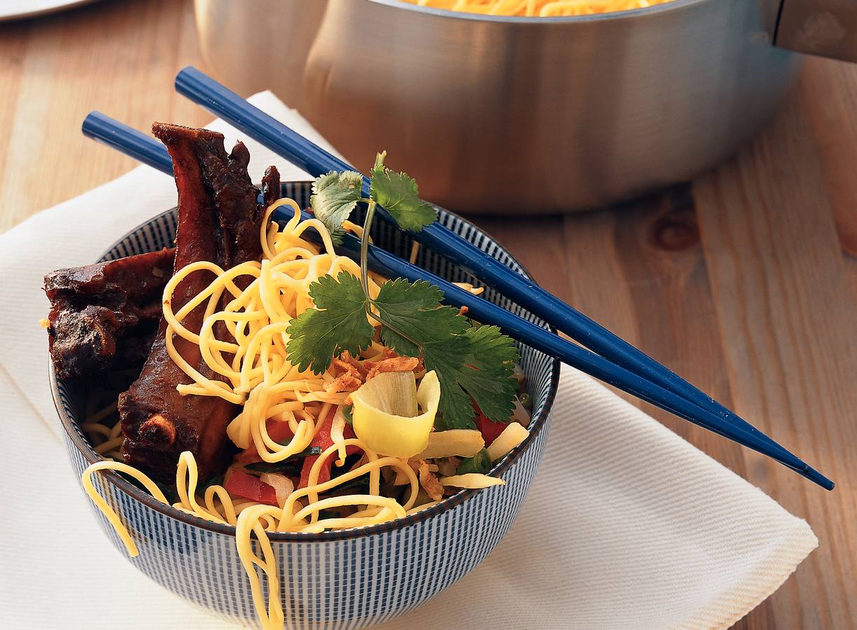 Spareribs met Chinese mie uit de wok