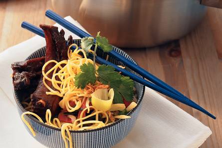 Spareribs met Chinese mie uit de wok