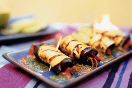 Aubergine-rosbiefrolletjes met pikante muntsaus