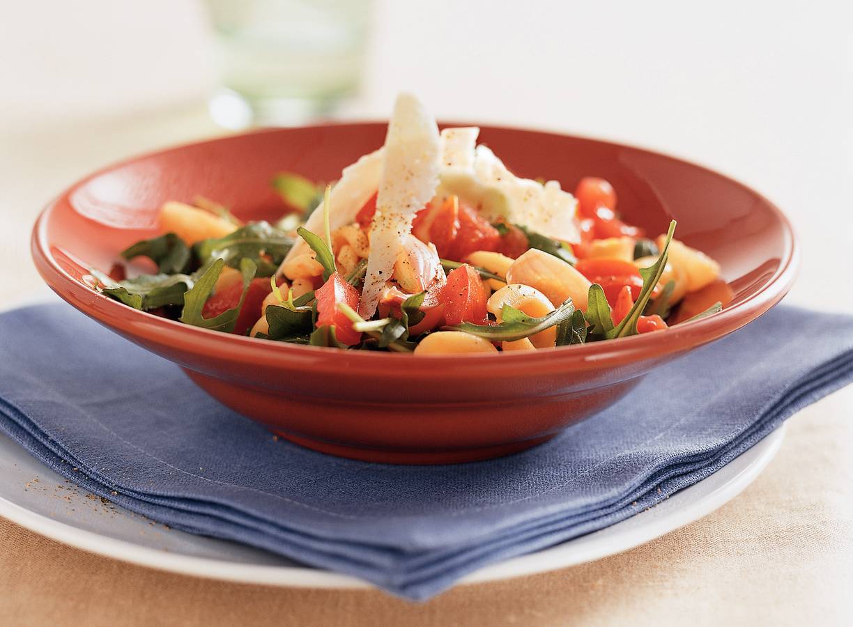 Rotelle met lauwwarme tomaatsalade