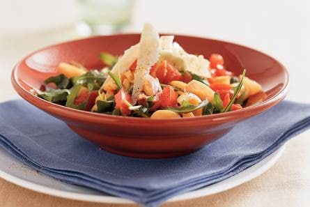Rotelle met lauwwarme tomaatsalade