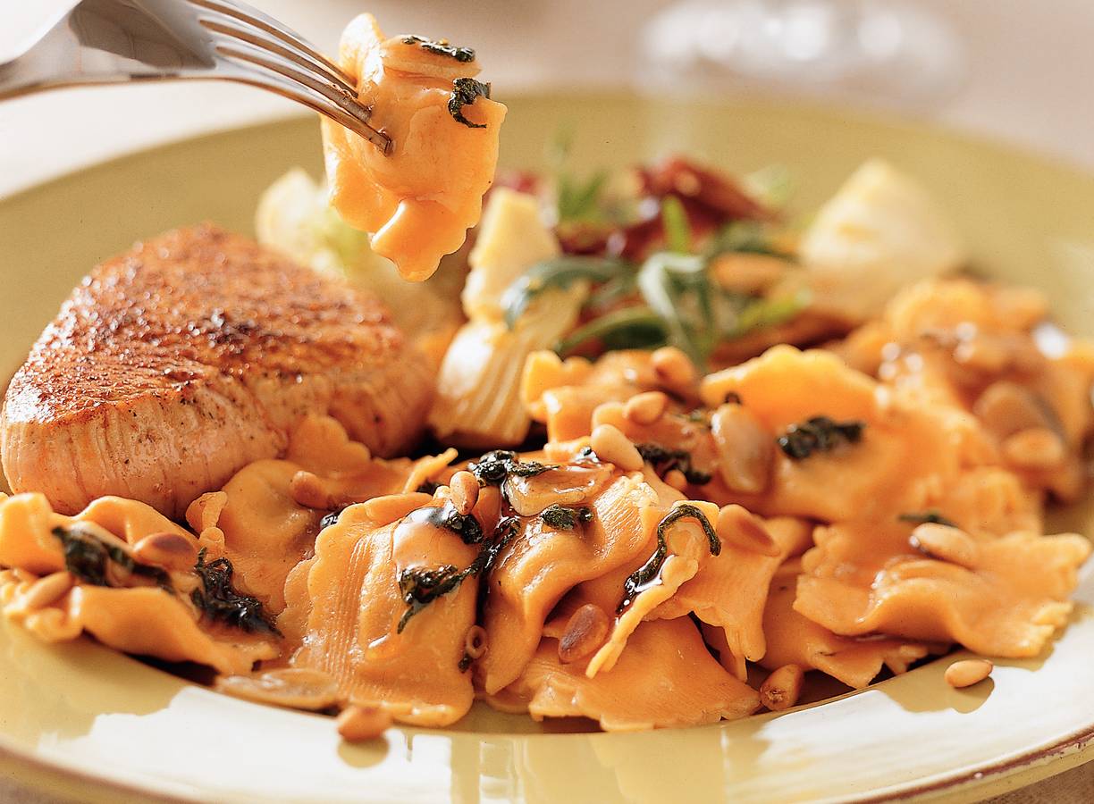 Ravioli rossi met kalfsoester en saliejus